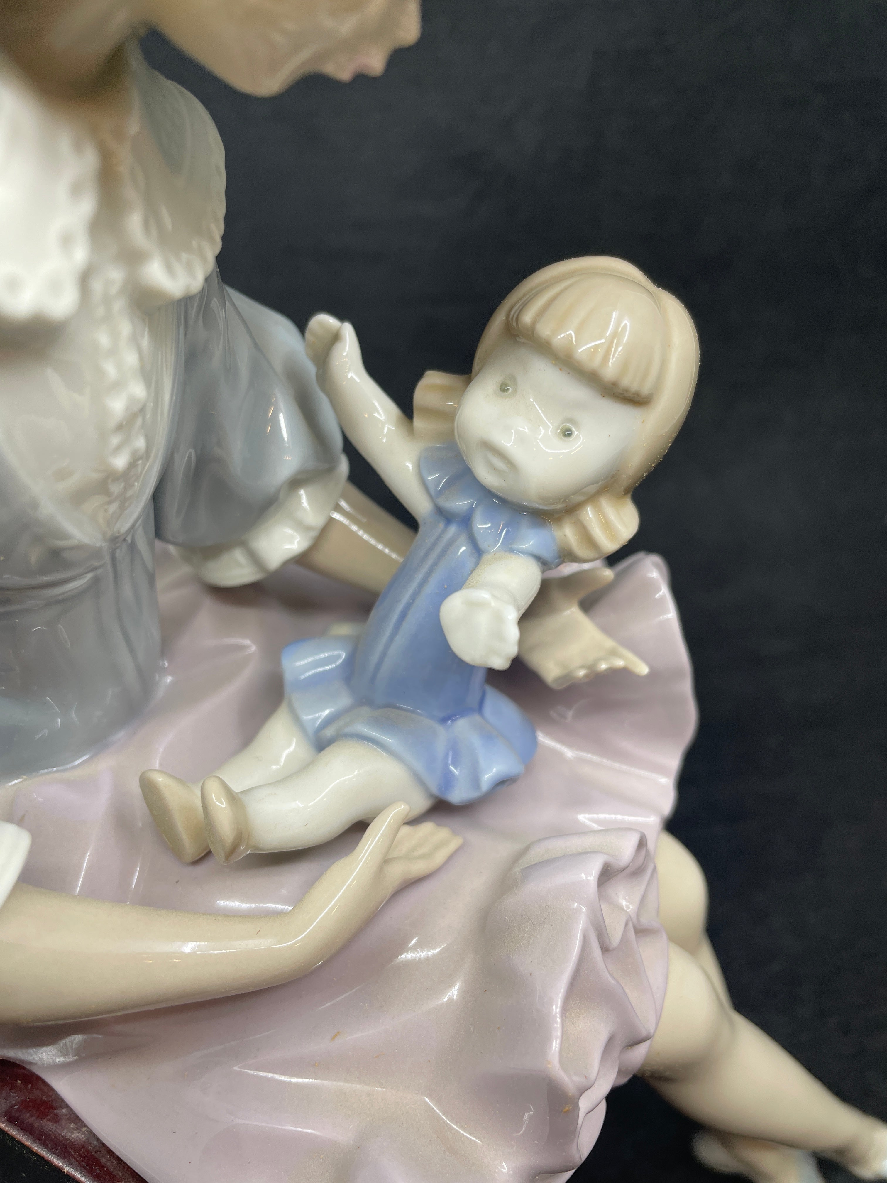 Lladro Suzy and Her Doll, #1378 (0ML001) – The Perfect Thing