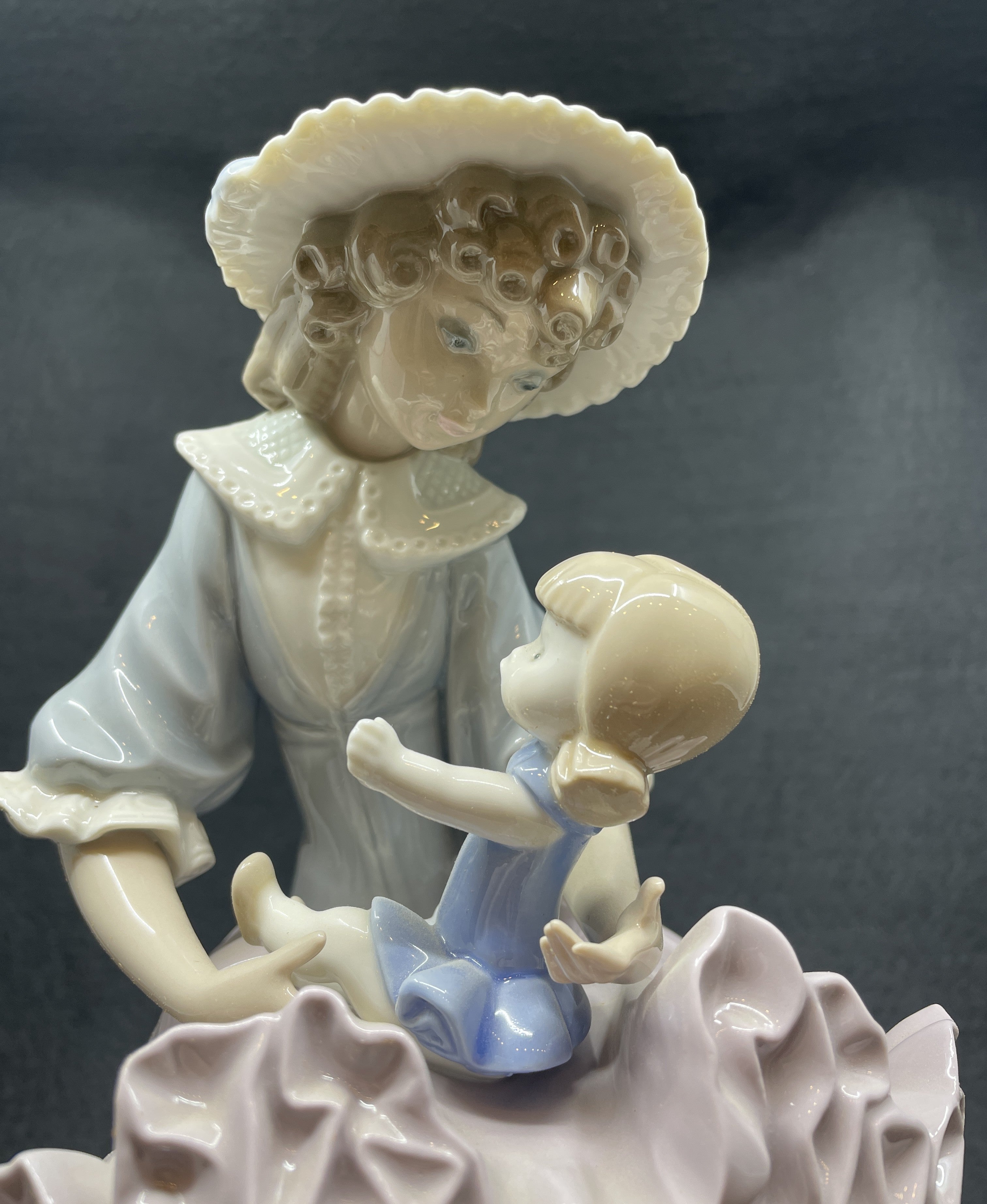 Lladro Suzy and Her Doll, #1378 (0ML001) – The Perfect Thing