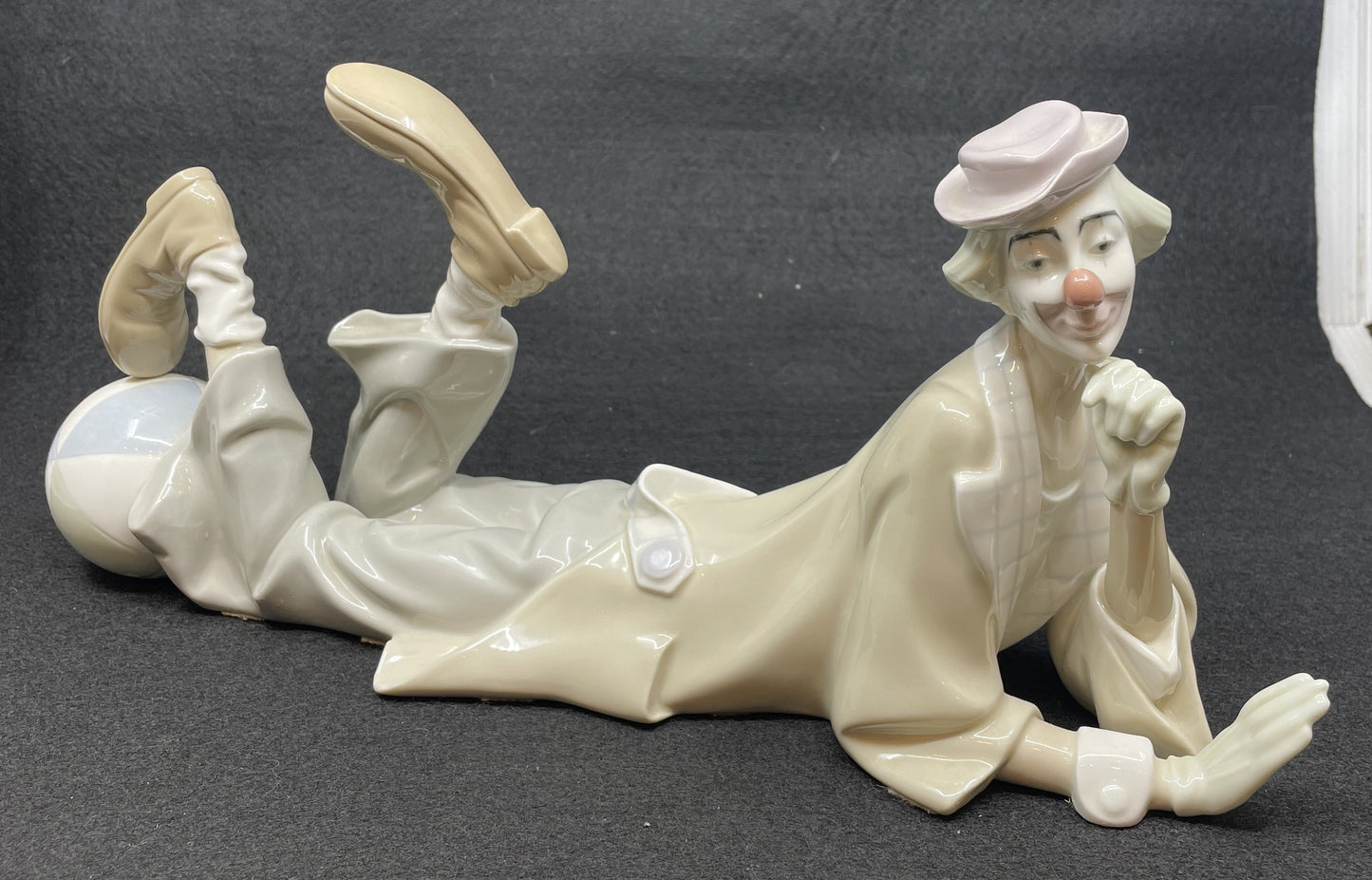 Lladro Clown with Beachball, #4685 (0ML002)