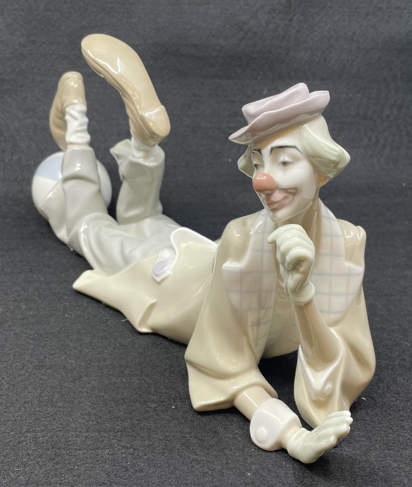Lladro Clown with Beachball, #4685 (0ML002)