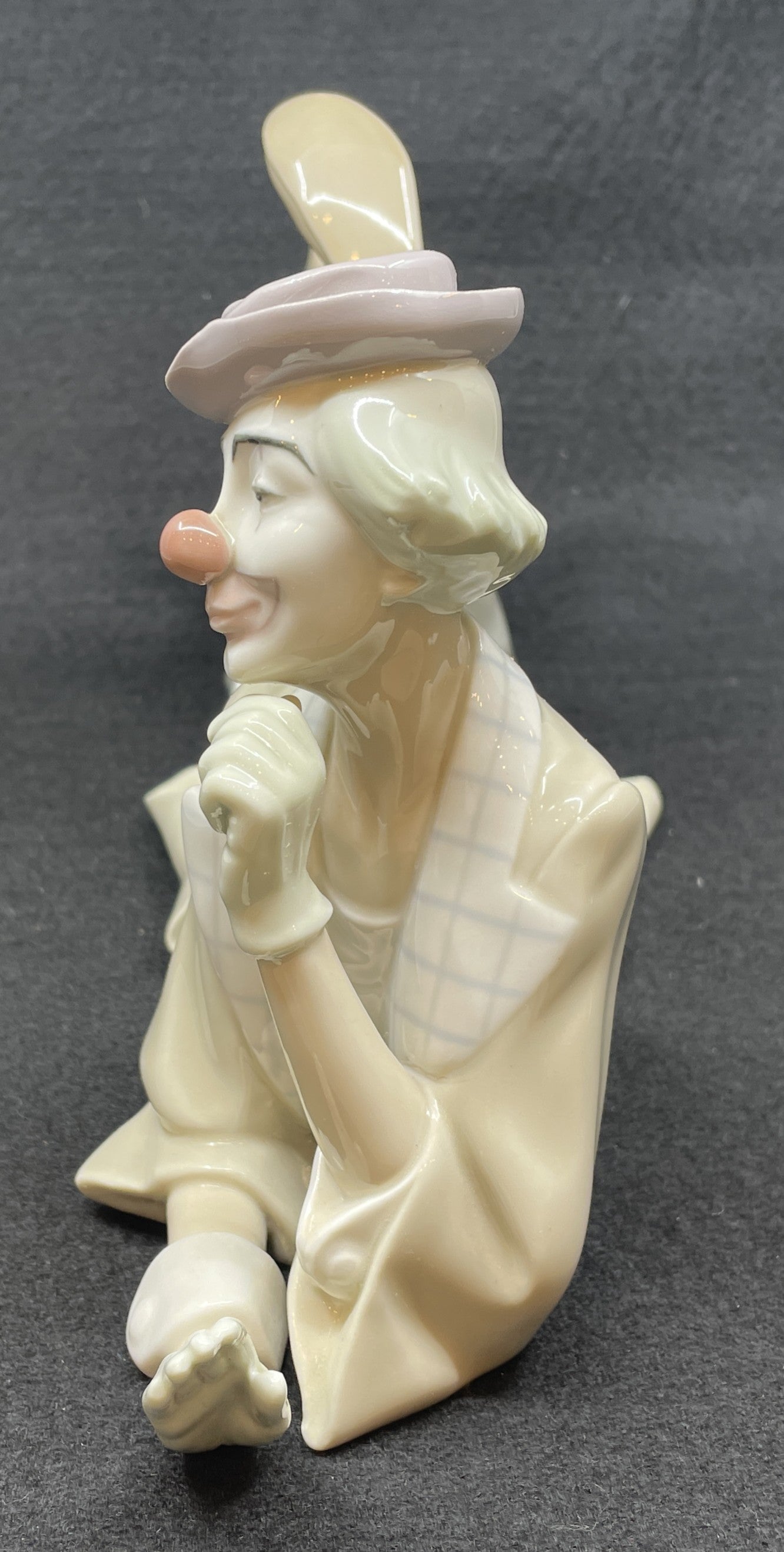 Lladro Clown with Beachball, #4685 (0ML002)