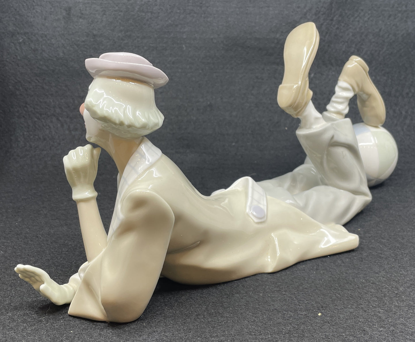Lladro Clown with Beachball, #4685 (0ML002)