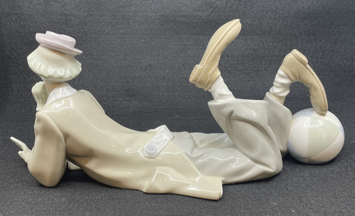 Lladro Clown with Beachball, #4685 (0ML002)