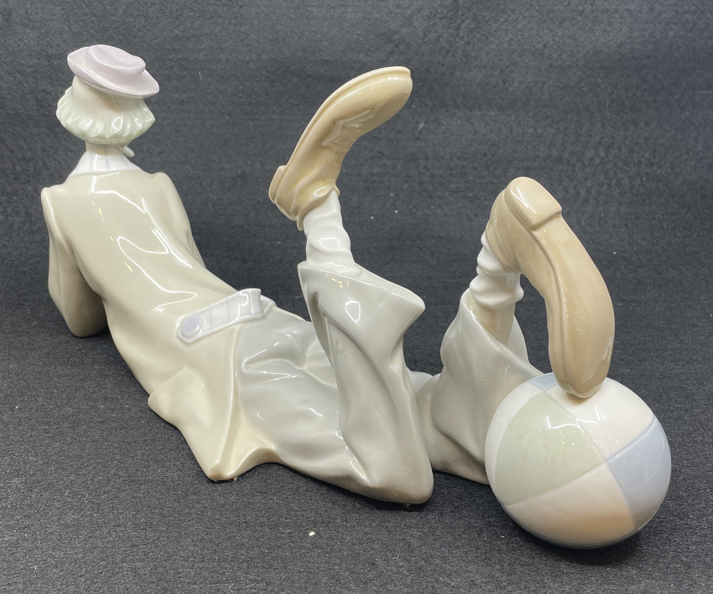 Lladro Clown with Beachball, #4685 (0ML002)