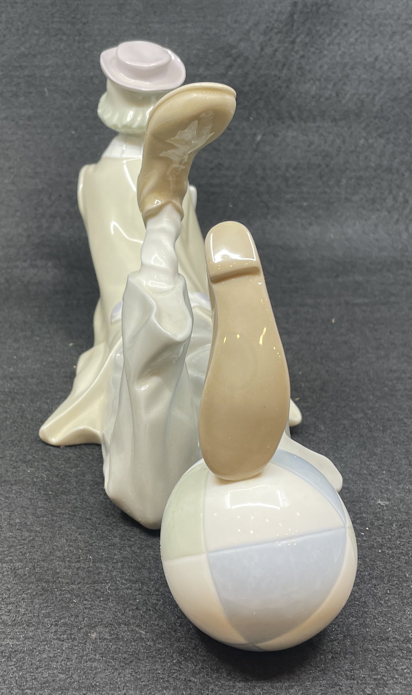 Lladro Clown with Beachball, #4685 (0ML002)