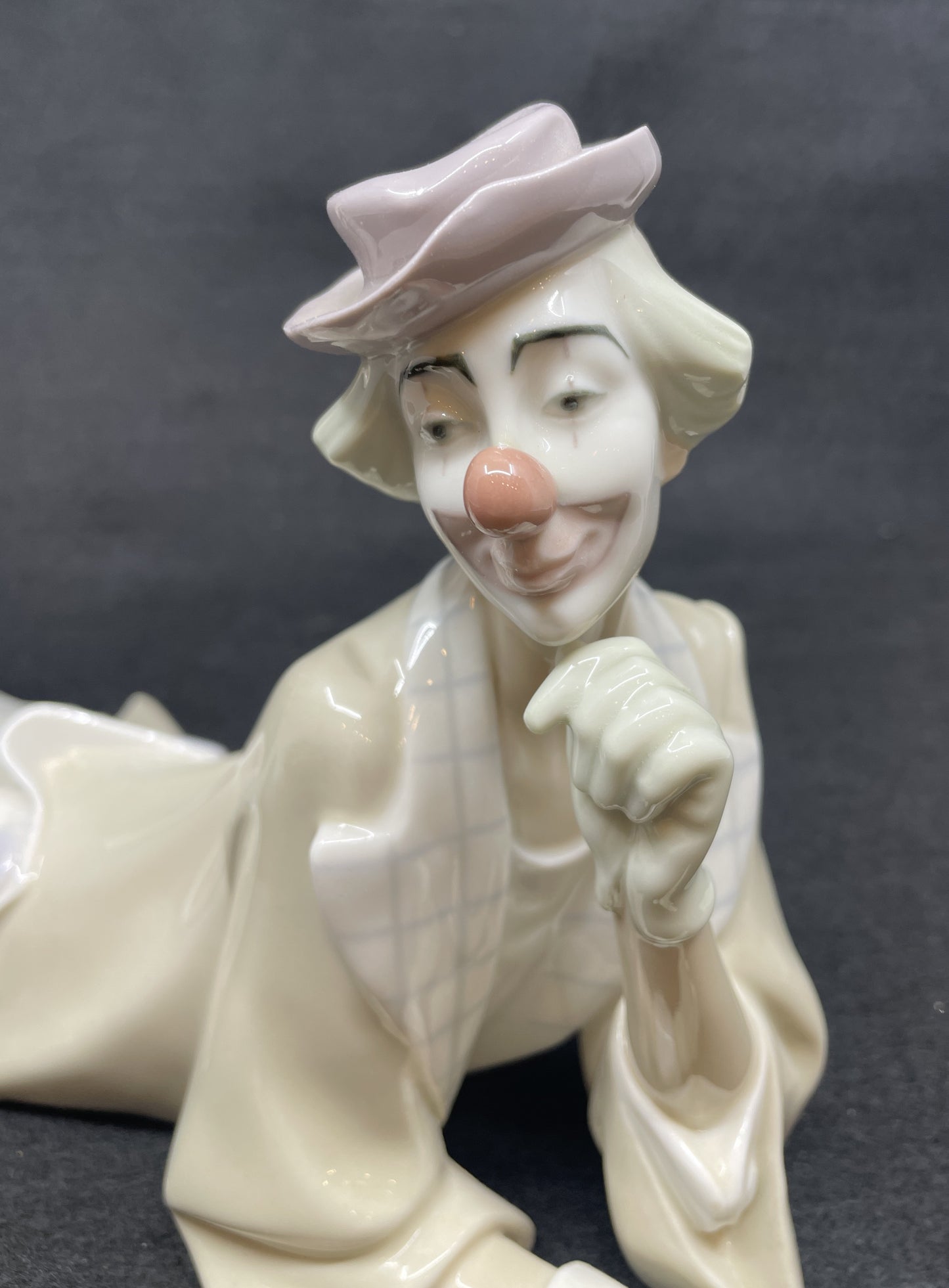 Lladro Clown with Beachball, #4685 (0ML002)