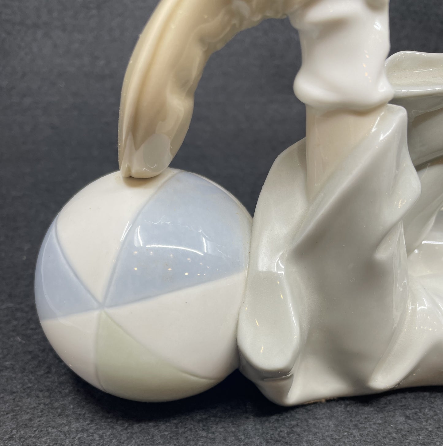 Lladro Clown with Beachball, #4685 (0ML002)