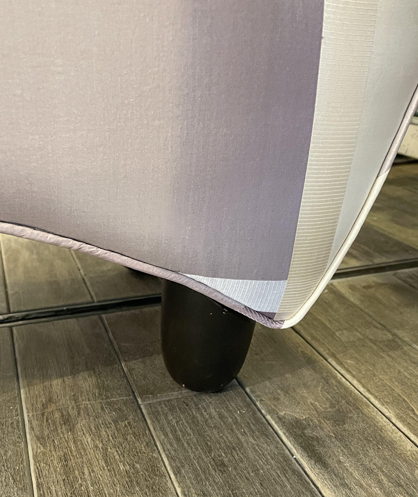 Purple Plaid Three Prong Vanity Chair (0AG00D)