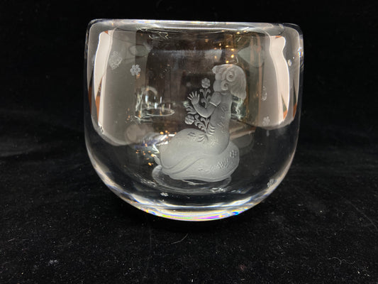 Orrefors Girl with Flowers Crystal Vase (VTUVYA)