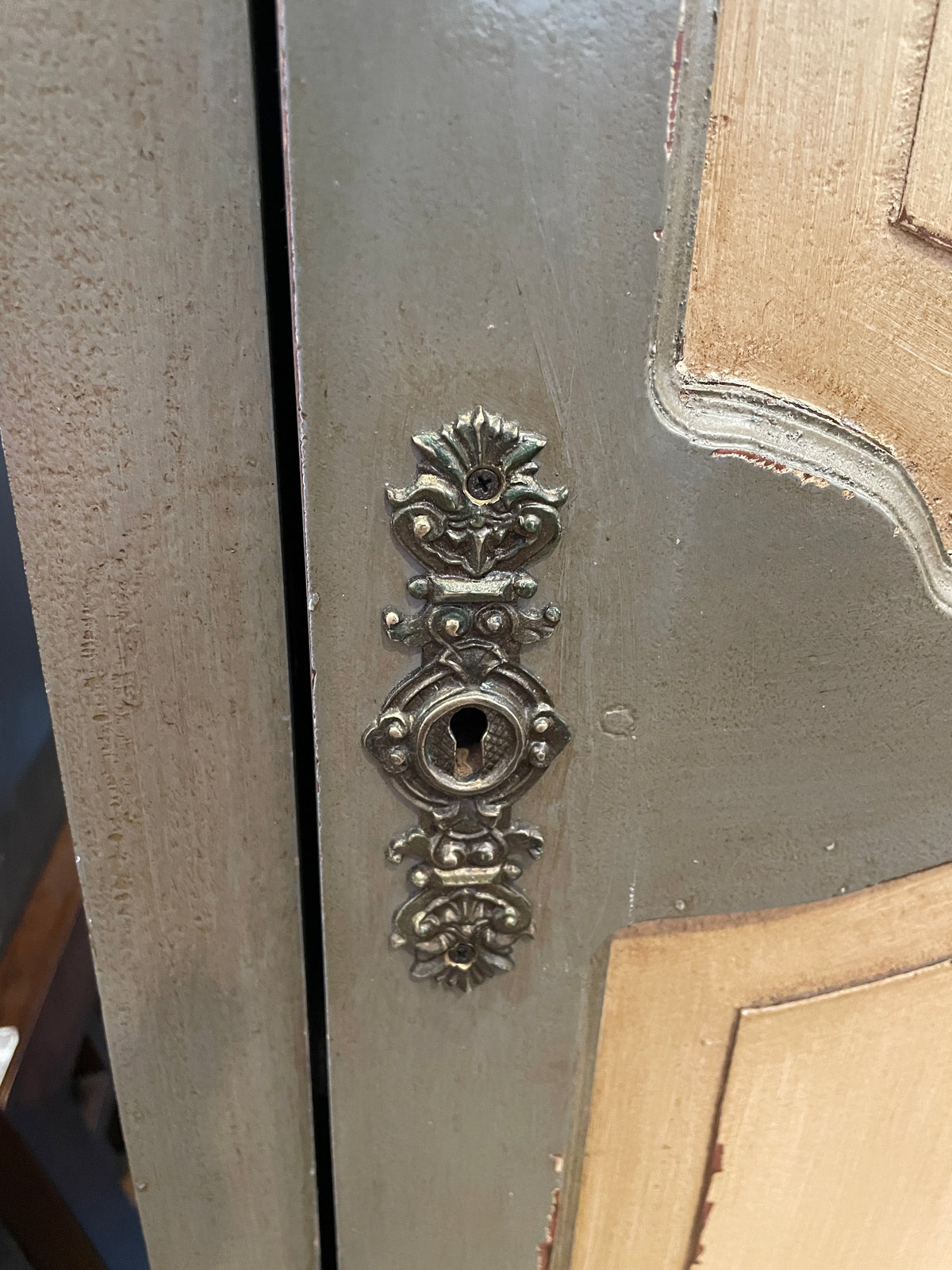 Tyrolean Style Wall Pantry/Cabinet (0QO00Q)