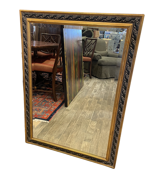 Beveled mirror with gilded, carved frame (0G100H)